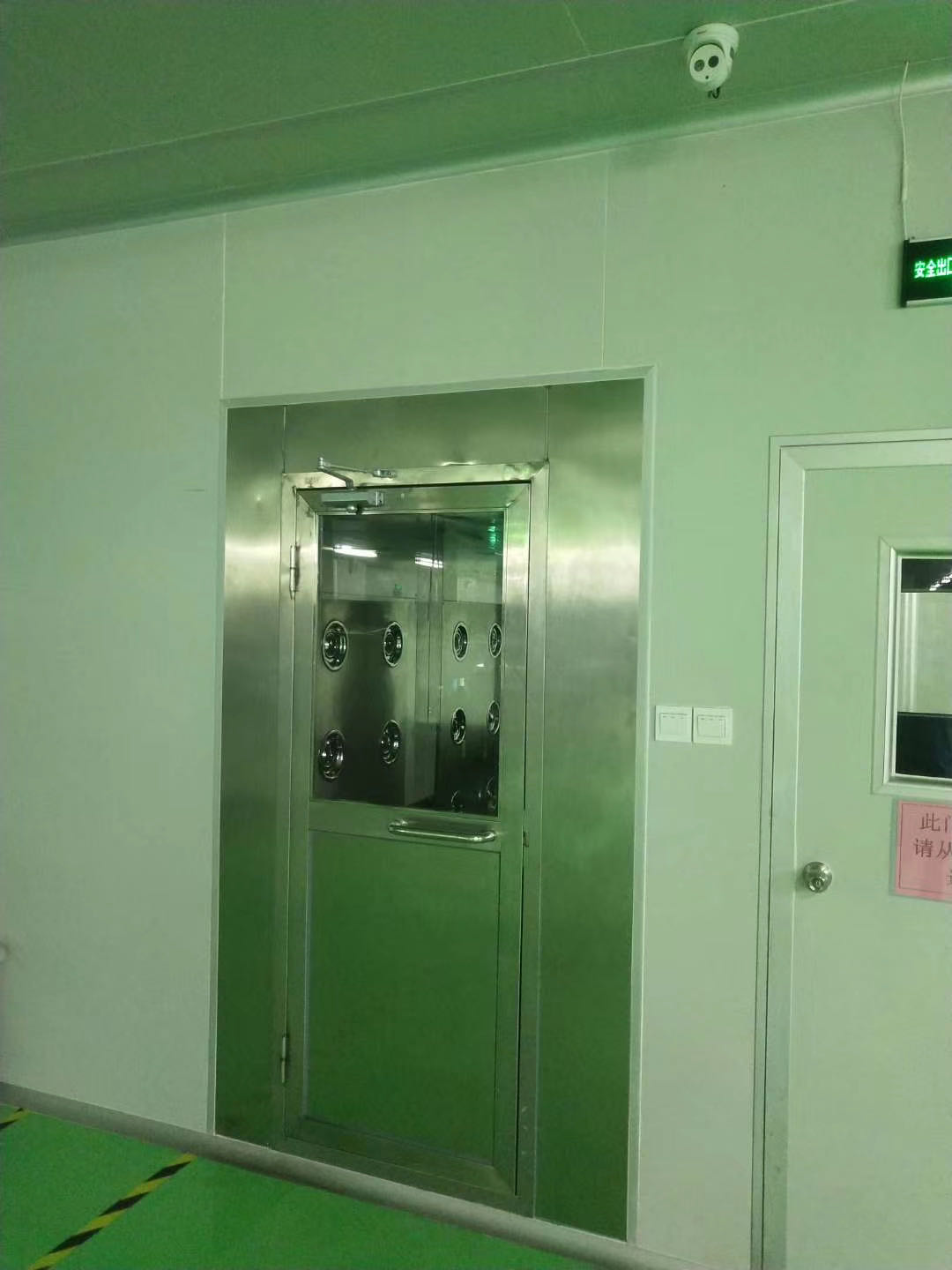無塵車間風(fēng)淋房，用于去除身上灰塵
